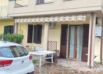 Prato Nord Terratetto libero su 3 lati. Quattro camere - garage - Tetto nuovo