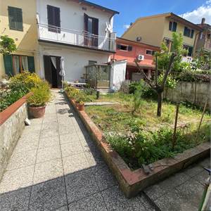 Casa singola In Vendita a Prato