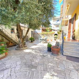 Villa Bifamiliare In Vendita a Prato