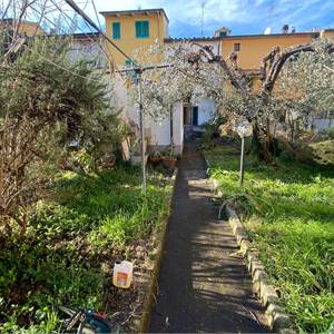 Casa singola In Vendita a Prato