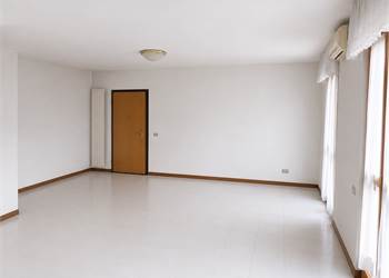 Borgonuovo: Appartamento 4 vani con garage e cantina.