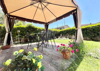 Galceti: Villetta a schiera con giardino e garage.