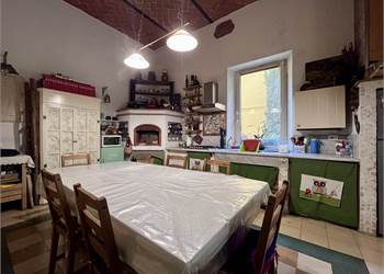 Semicentro Porta frascati 5 vani doppi servizi.